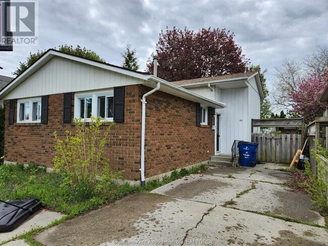 Building Photo - 442 McNaughton Ave E