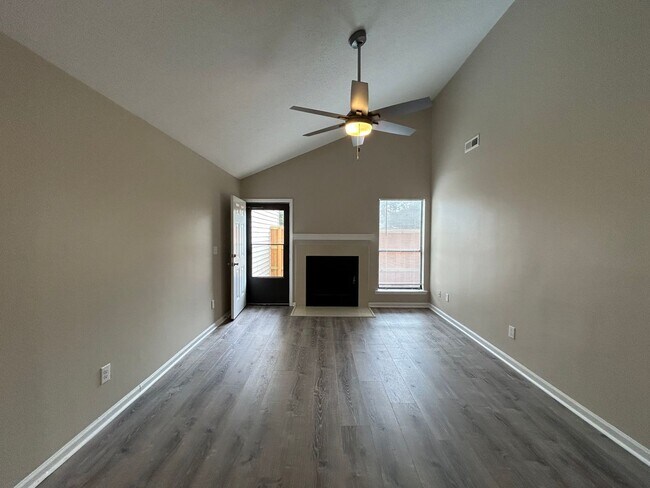 Foto del edificio - 923 E Estates Blvd