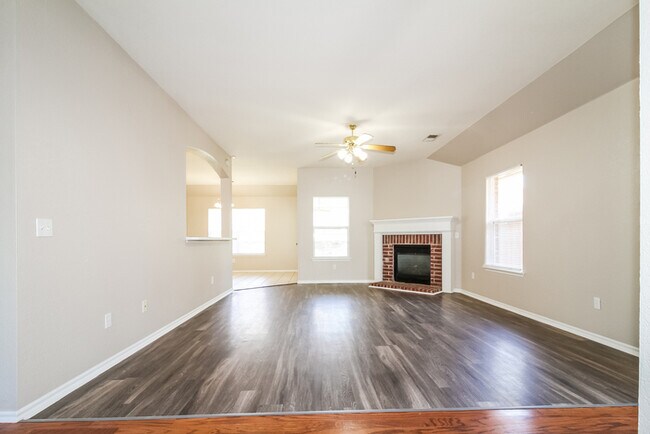 Foto del edificio - Must see 4 bed, 2 bathroom home!