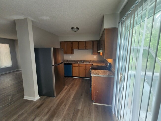 Building Photo - 2021 Harvest Lane Unit #28