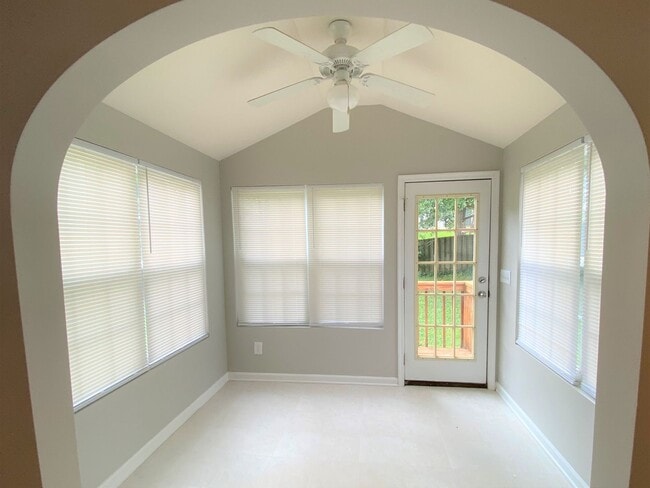 Building Photo - ~~~ Charming 4 Bedroom Home ~~~