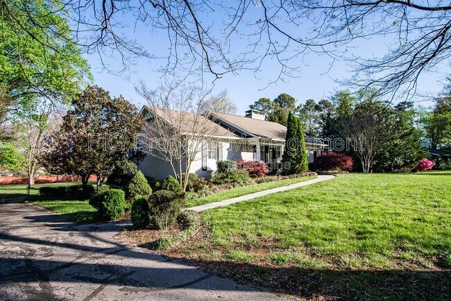 Foto del edificio - 7205 Canmore Ln NW