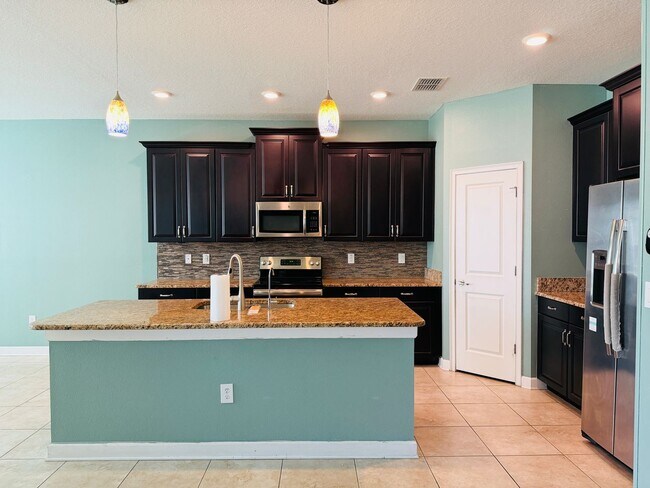 Foto del edificio - 4 Bed 2.5 Bath Single Family in Storey Lake