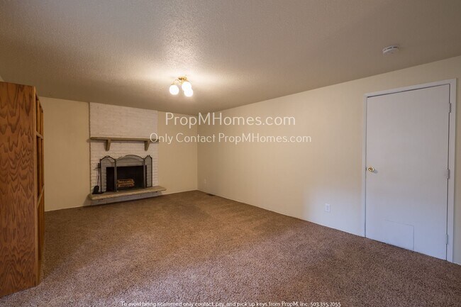 Foto del edificio - Lake Oswego Three Bedroom Ranch Style Home On Large Lot!