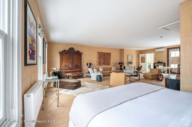 Building Photo - 613 Warren St