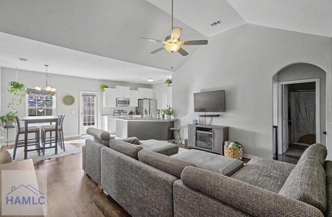 Building Photo - 158 Courage Wy