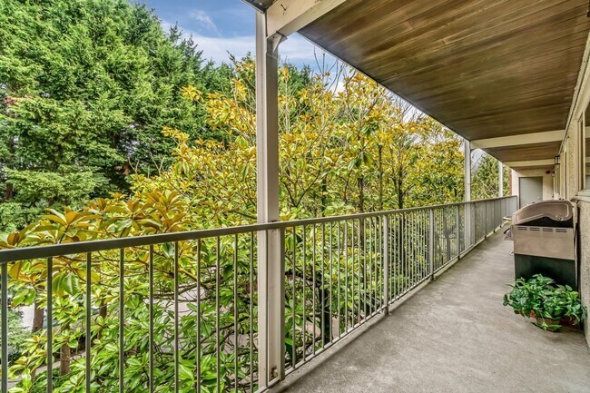 Building Photo - Location is key to this 2 bedroom with a v...