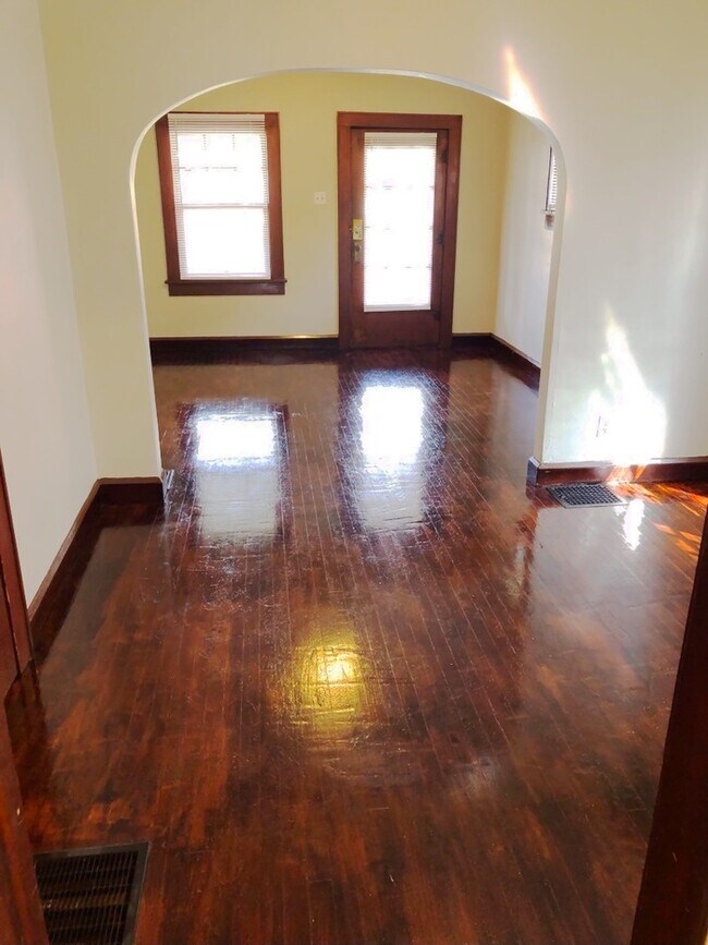 Foto del edificio - 1502 N GLADSTONE AVENUE