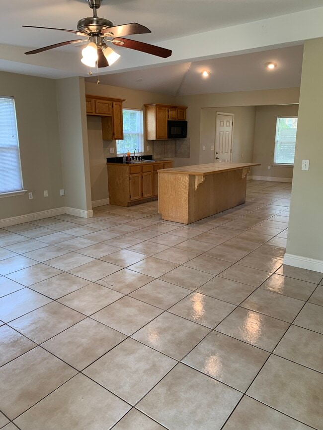 Building Photo - 4877 Montegut St