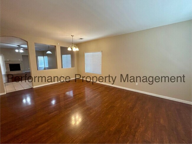 Foto del edificio - Stunning 4 Bed/2 Bath NW Bakersfield Home ...