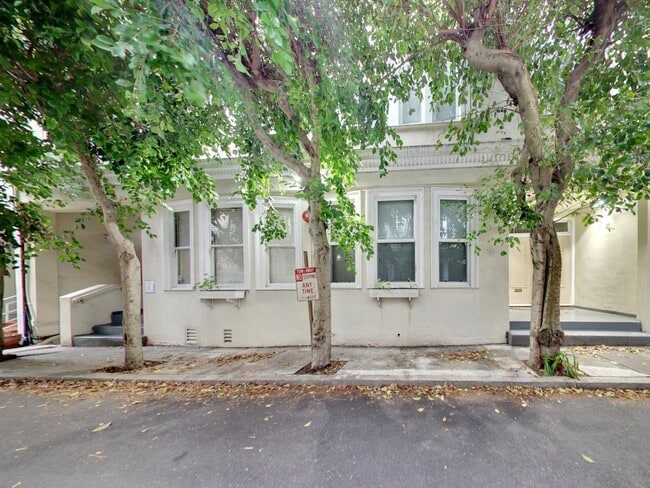 Building Photo - Remodeled 3 Bedroom in Nob Hill!!