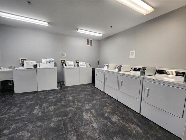 Foto del edificio - TWO BEDROOM APARTMENT MAIN & MARKET STREETS