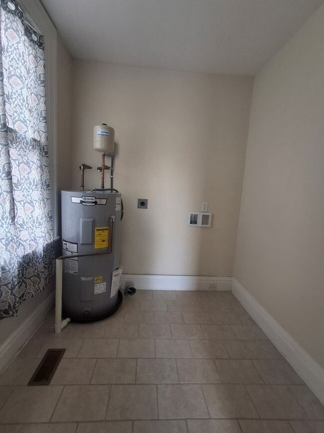 Foto del edificio - Historic district apartment home available...