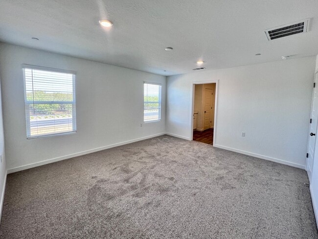 Building Photo - $2,950 Ashlan & Highland - Clovis 4 Bedroo...