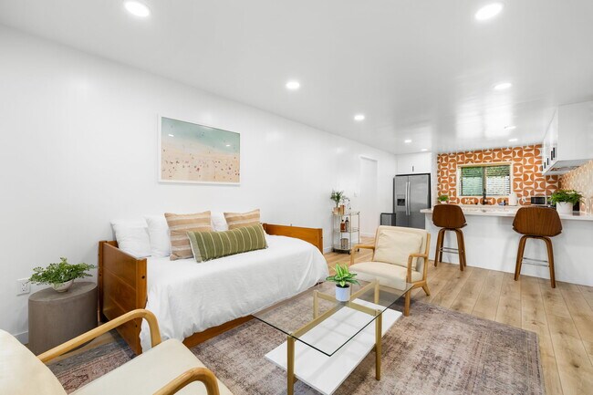 Building Photo - 321 N Gertruda Ave