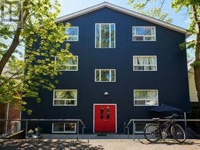 Building Photo - 10 Ivy Ave