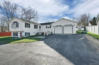 Building Photo - 447 Clove Rd