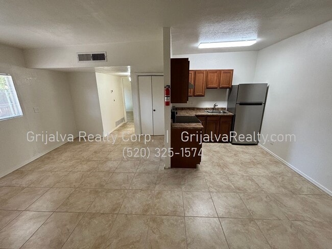 Building Photo - 2415 N Geronimo Ave