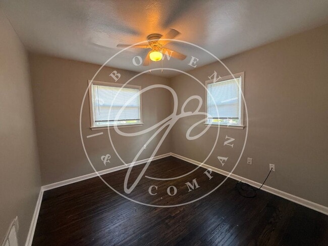 Building Photo - "Charming 2-Bedroom retreat in Toledo