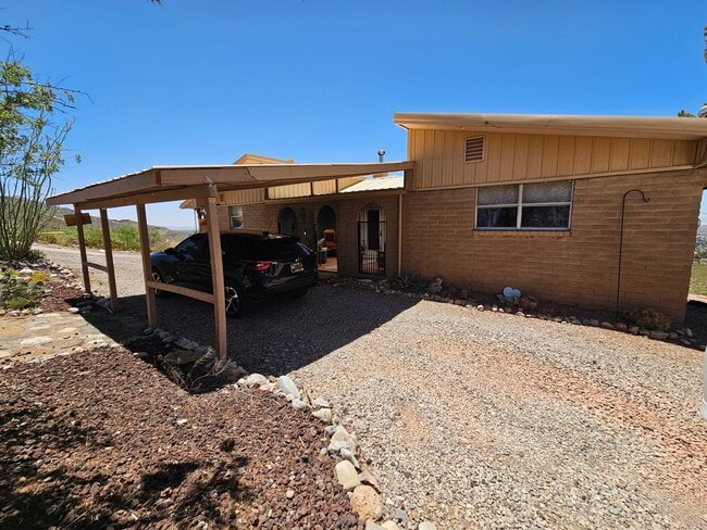Building Photo - Unique location, breathtaking views, wonde...