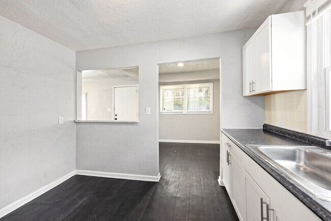 Foto del edificio - 8828 Pembroke Ave