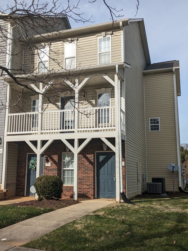 Foto del edificio - Large 3 Bedroom Townhome in Mooresville