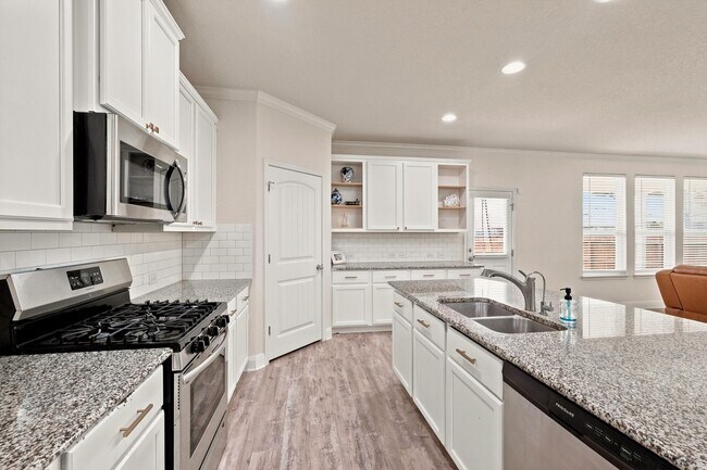 Foto del edificio - Spacious 6 Bedroom with Media Room!