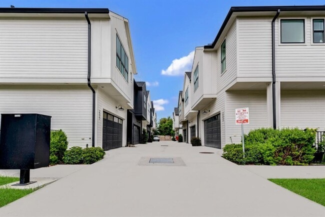 Building Photo - 2708 Oakwood Crst Ln