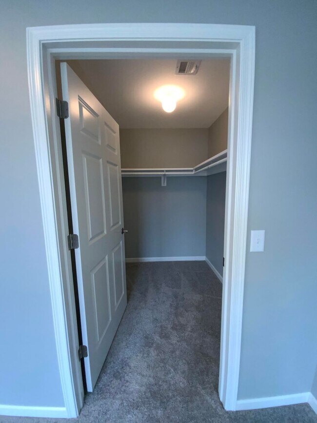 Building Photo - 200 Larkspur Ln
