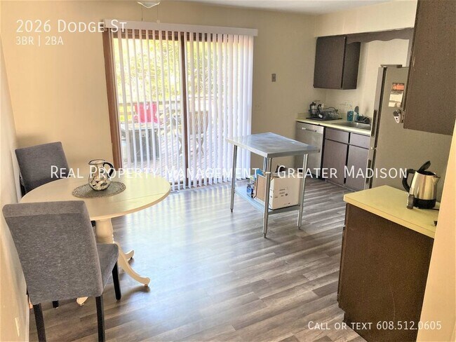 Foto del edificio - Large duplex in great central Madison area