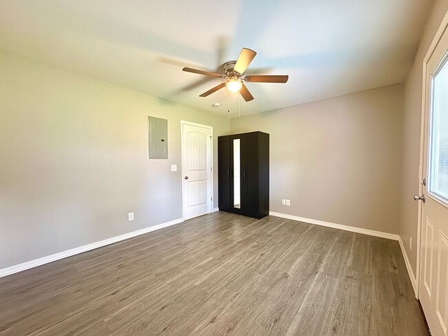 Building Photo - 1 Bedroom/1 Bathroom Triplex Unit in South...