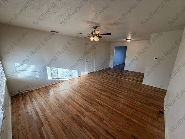 Building Photo - Beautiful- 3 Bedroom 1 bathroom Freshly Painted!