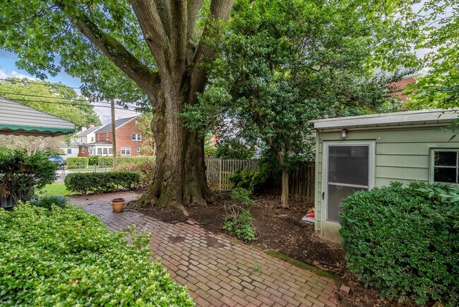 Foto del edificio - Beautiful And Classic 3 Bedroom 2.5 Bathroom Cape Cod In Much Sought After Country Club Community