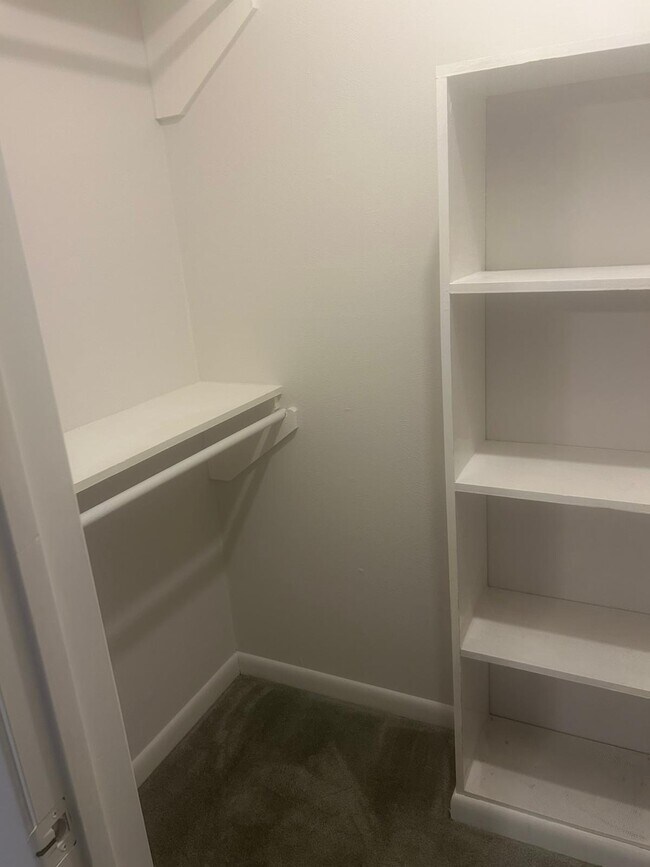 Walk-in Closets (2) - 916 Country Club Ln
