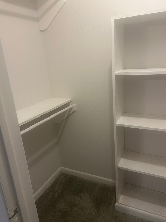 Walk-in Closets (2) - 916 Country Club Ln