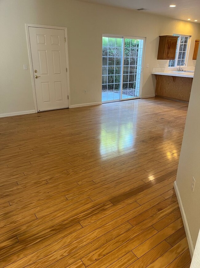 Foto del edificio - 3 bedroom 2.5 bath town home with large bonus living room and 2 car garage parking