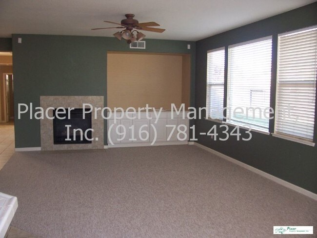 Building Photo - Large 2 Story  Great for Entertaining! w/3...