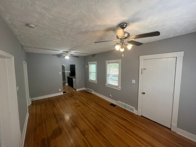 Building Photo - Huge Garage, Fenced Backyard, Laundry