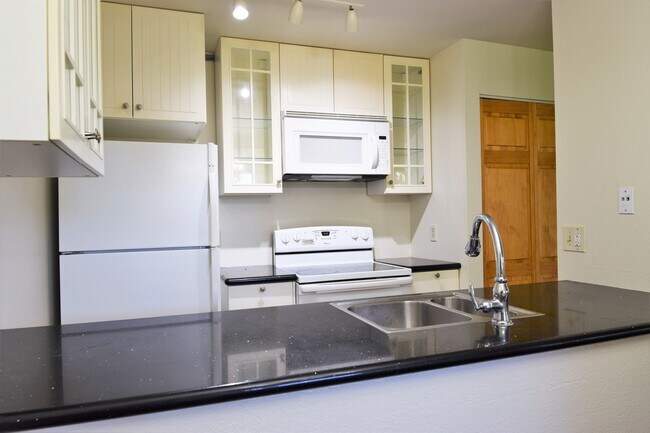 Building Photo - Two Bedroom Quiet Complex Near NPS
