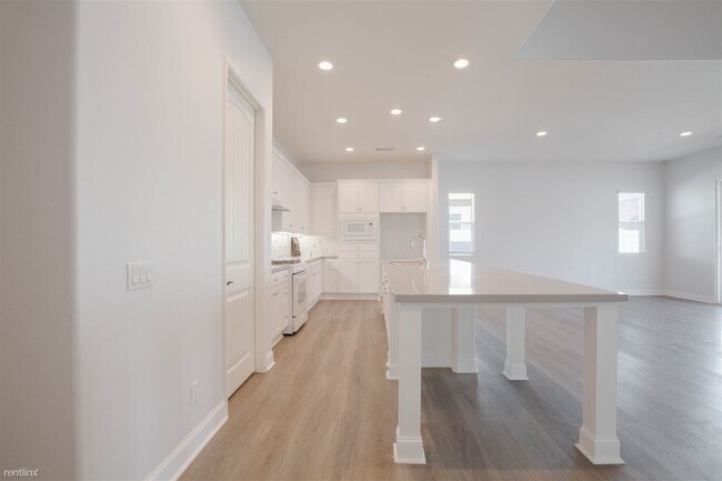 Building Photo - 5 br, 3 bath House - 24782 Melrose Drive