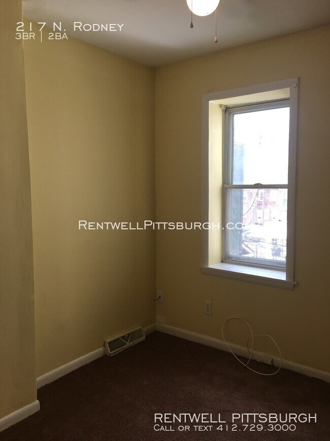 Building Photo - 1100.00 - 3 Bed/1.5 Bath