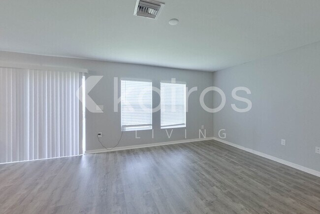 Foto del edificio - 4204 East 5th Street