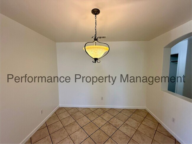 Building Photo - Stunning 5 Bed/2 Bath NW Bakersfield Home