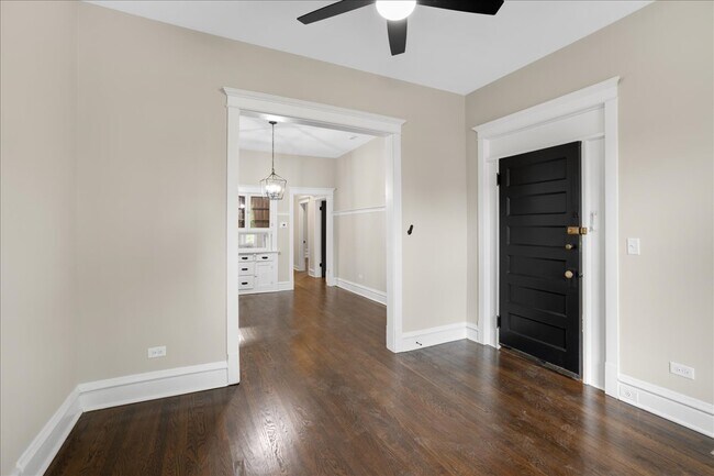 Building Photo - 220 N Lamon Ave