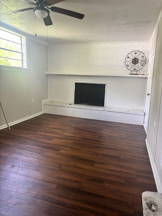 Foto del edificio - 5211 Robinson Rd