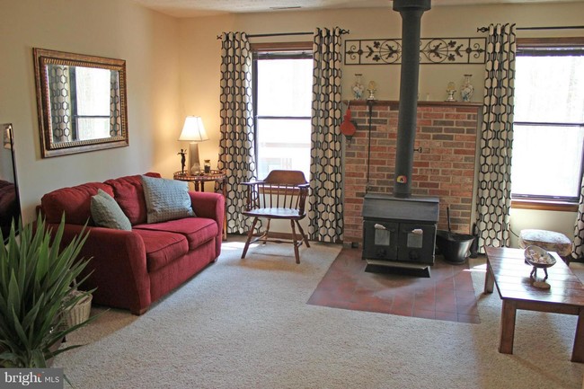 Foto del edificio - 23250 Laurel Hill Dr