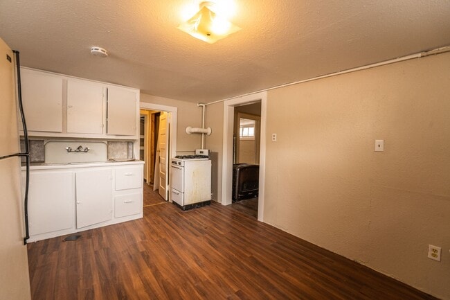 Interior Photo - Flint 1111 (KC-AM)