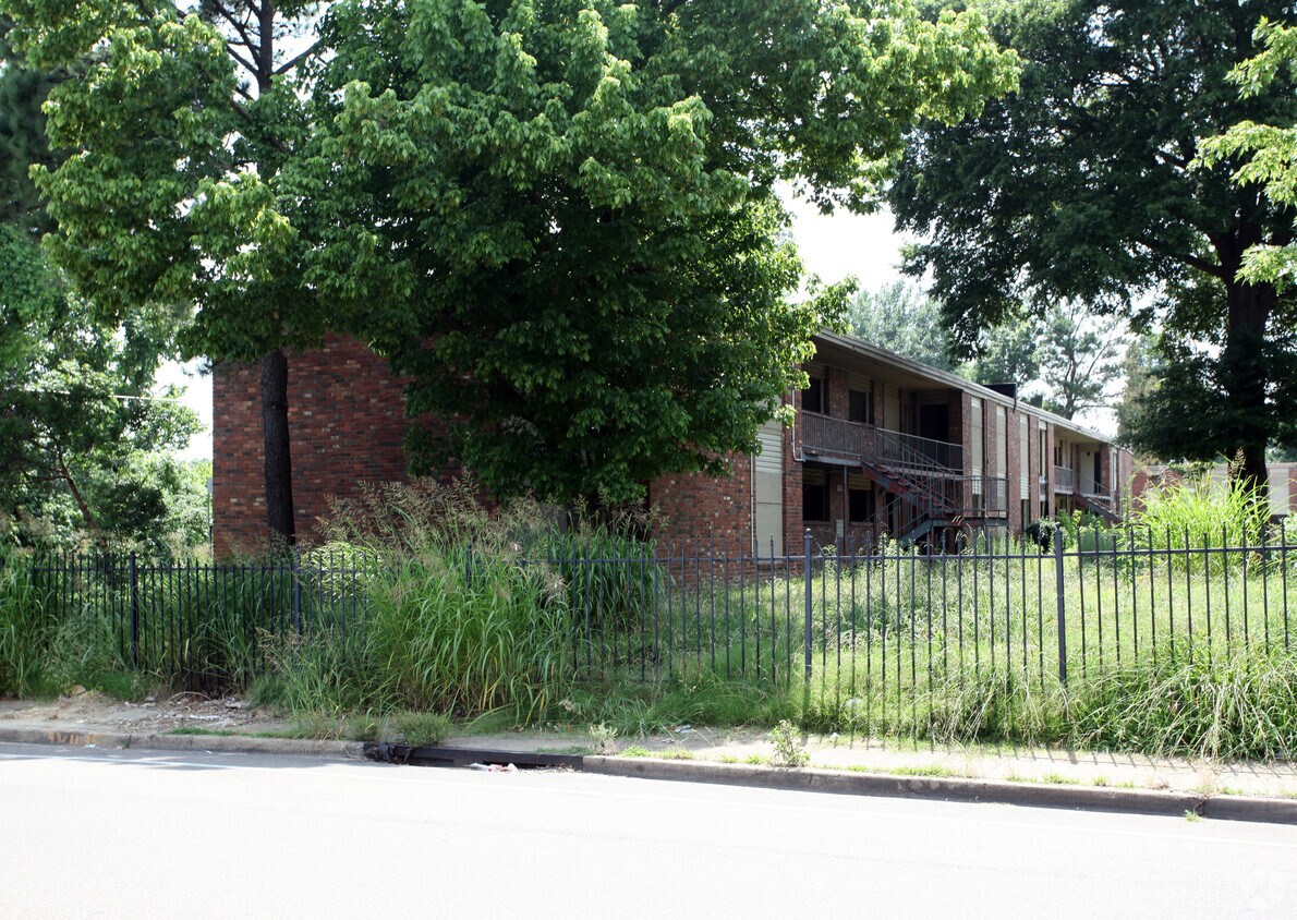 Watkins Manor Apartments in Memphis, TN
