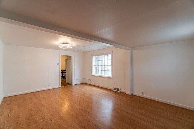 Foto del edificio - Updated 3-Bedroom Townhouse-Style Duplex with Modern Kitchen & Bath – Pets Welcome!