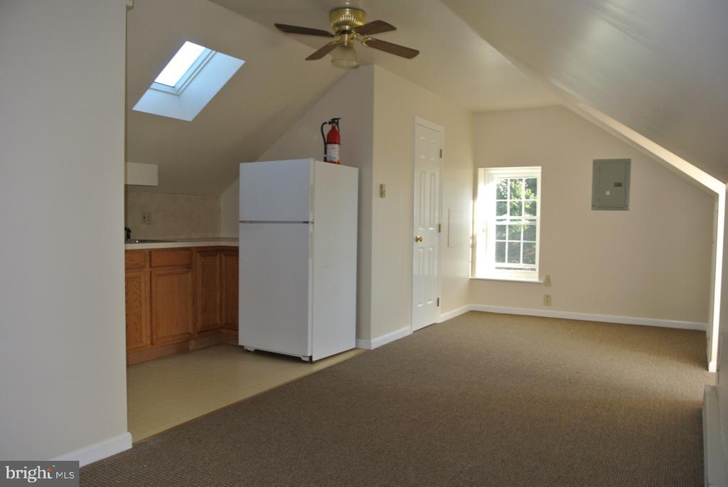 14 N Walnut St Unit 3RD FLOOR, Mechanicsburg, PA 17055 Room for Rent